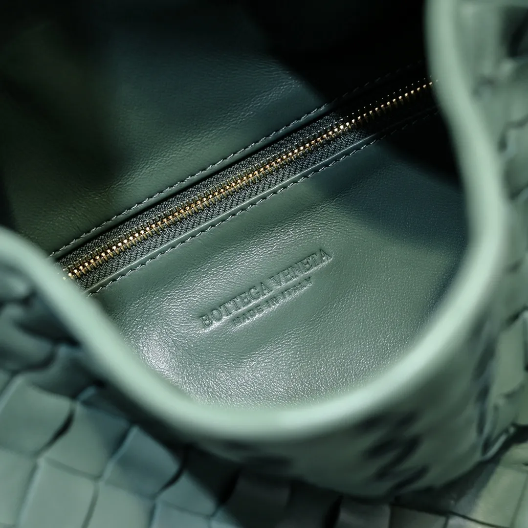Batch 1860 #Bv new small HOP bag, the bag body and handles are made of a whole piece of woven leather. The bag body is soft and lazy. Hop symbolizes the praise of innovation and eternal craftsmanship [love]. The pyramid silhouette combines practicality and fashion. It is modern and casual. The double-sided closure design of the bag mouth is more convenient and safe! The cowhide texture also makes the bag more wear-resistant and durable. A must-have for fashionable ladies who like minimalism yet comfortable and casual! Size: 41x20.5x7.5, Model: 3966#